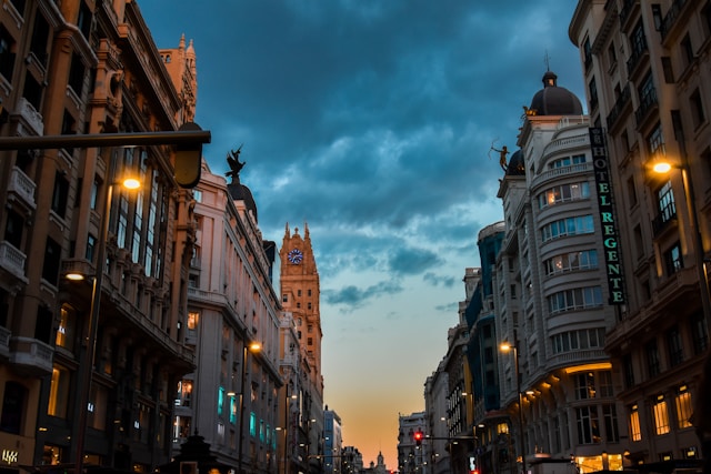 ¿Qué requisitos hay para viajar a España desde Peru en 2025?