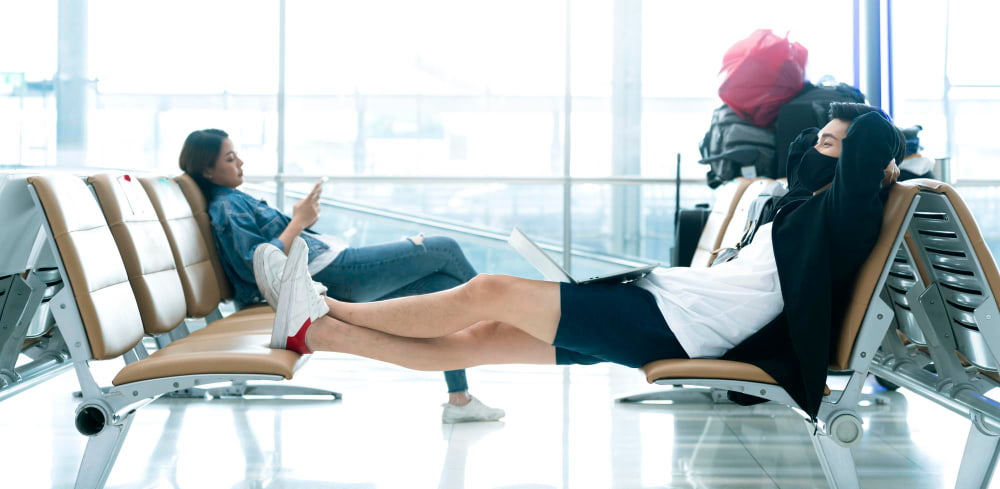 Consejos para dormir en un aeropuerto. ¿Cómo pasar la noche durante una espera?