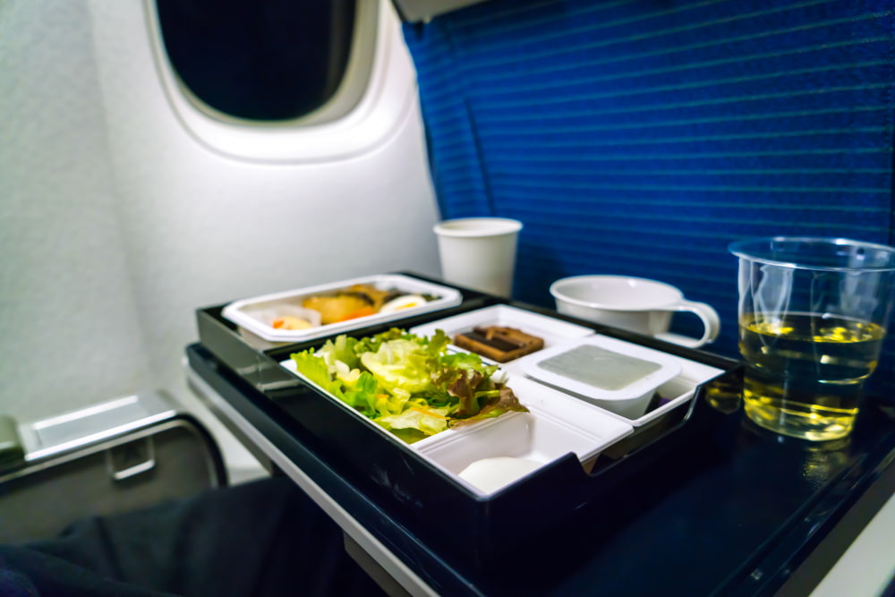 Comer en un avión. Tipos de comida, horas y menús para alérgicos